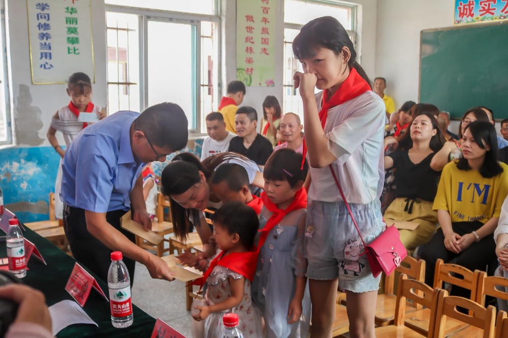 開展幫扶結(jié)對愛心助學(xué)活動