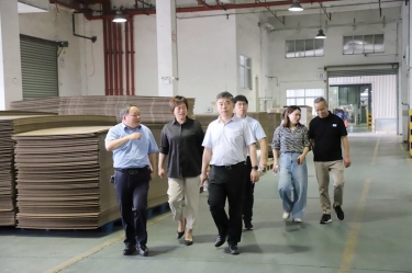 平湖市委常委、副市長張斌蒞臨景興紙業(yè)全資子公司平湖景包調(diào)研殘疾人就業(yè)工作