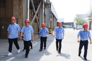 送清涼、致敬意！公司董事長(zhǎng)朱在龍帶隊(duì)慰問(wèn)一線勞動(dòng)者